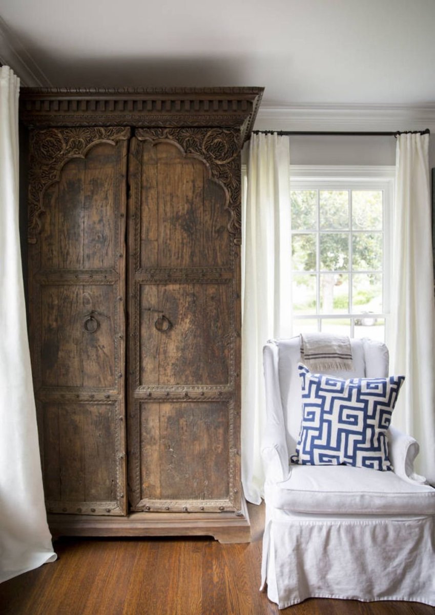 Шкаф в старинном стиле