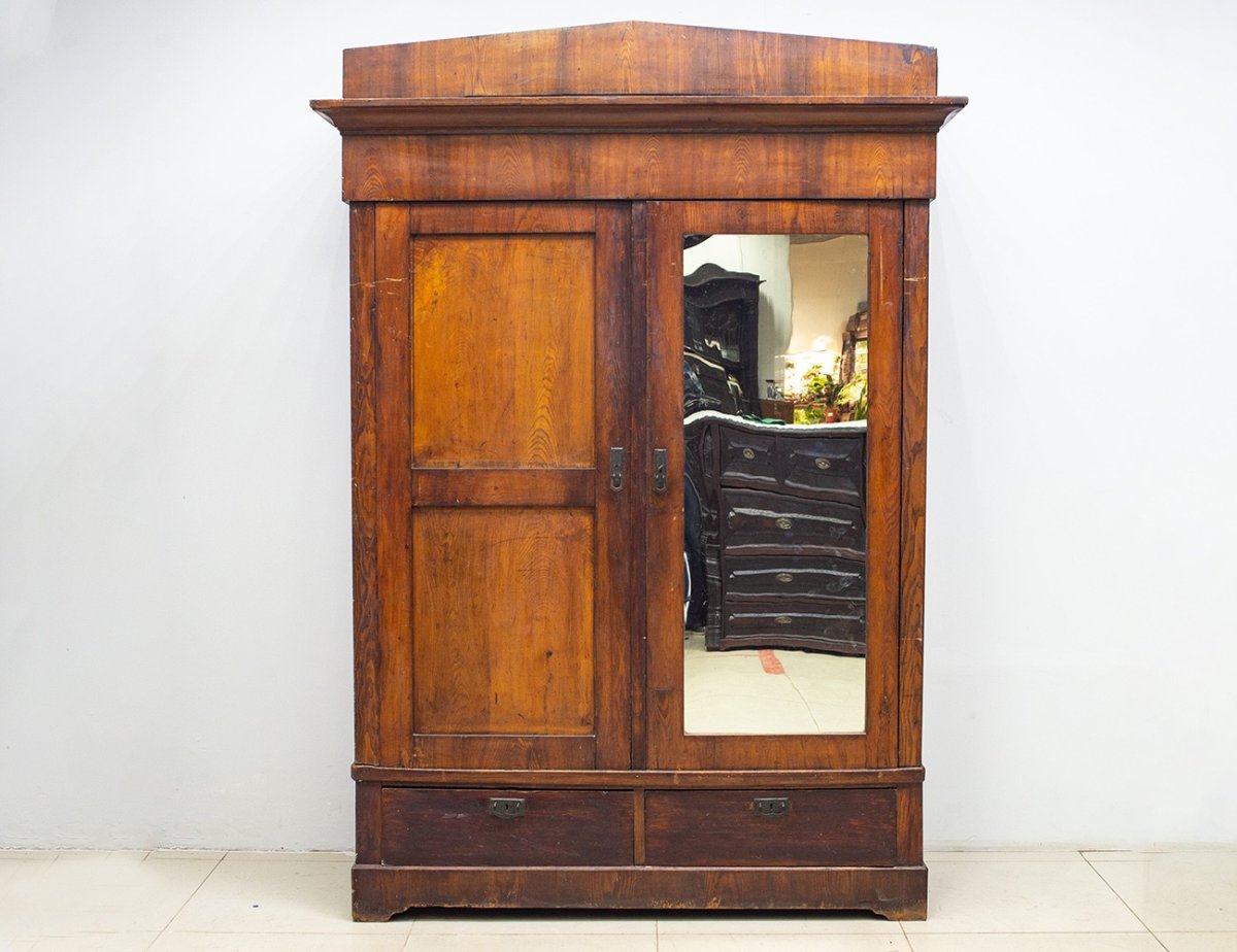 Старинный шкаф