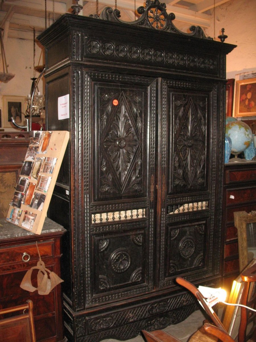 Старинный шкафчик