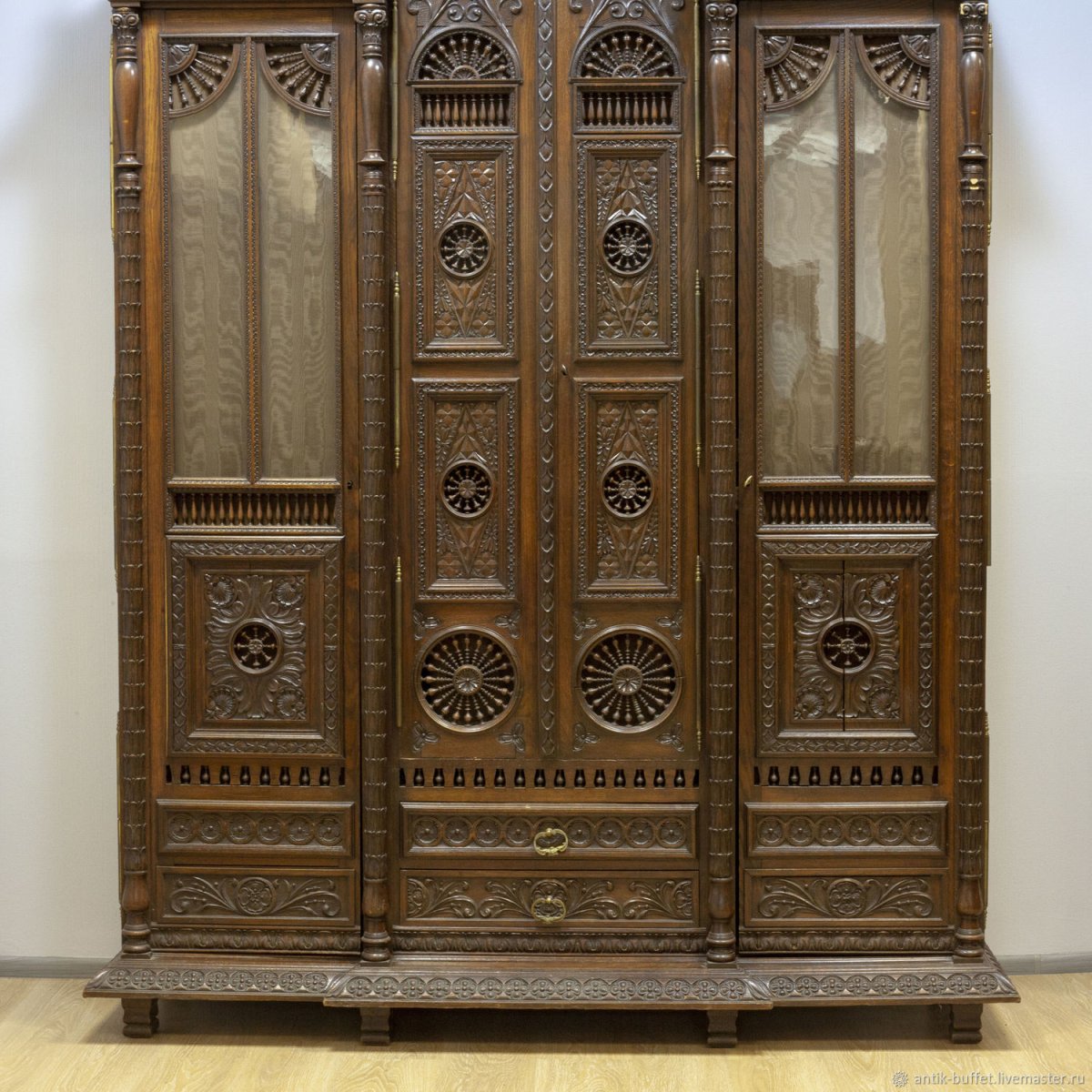 Антикварный буфет Бретонь