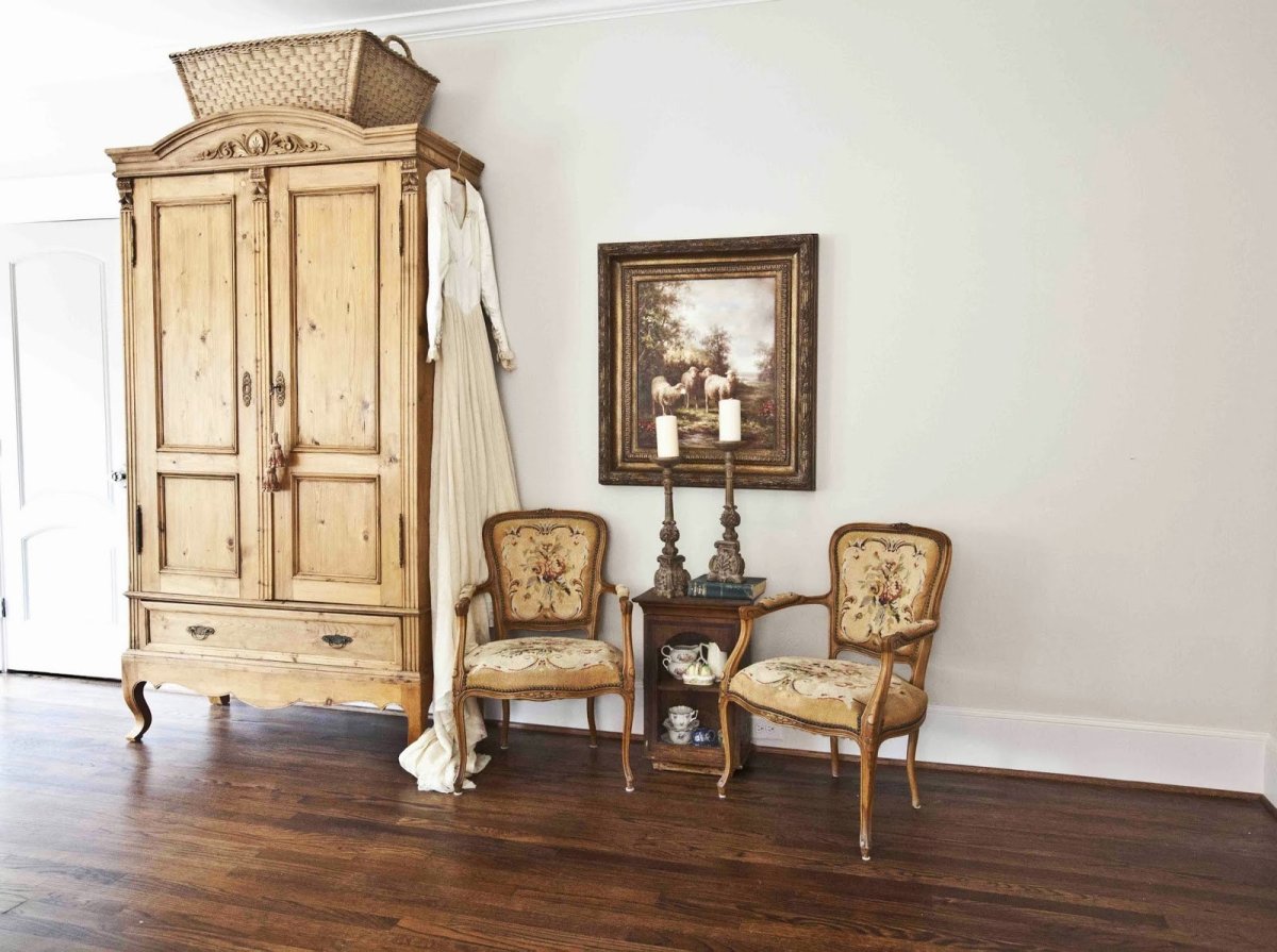 Старинный шкаф