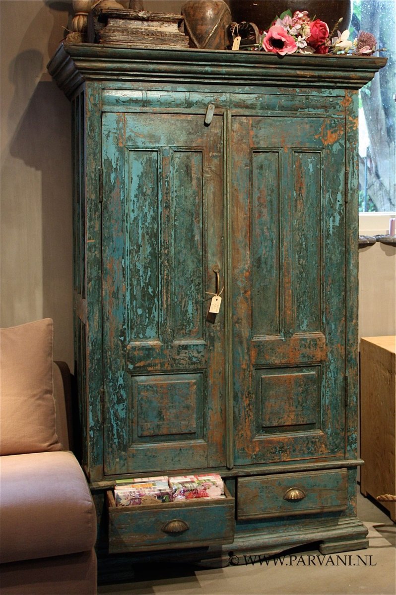 Старый шкаф