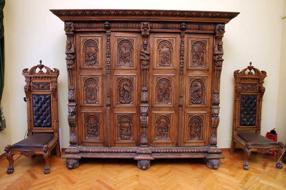 Шкаф резной деревянный