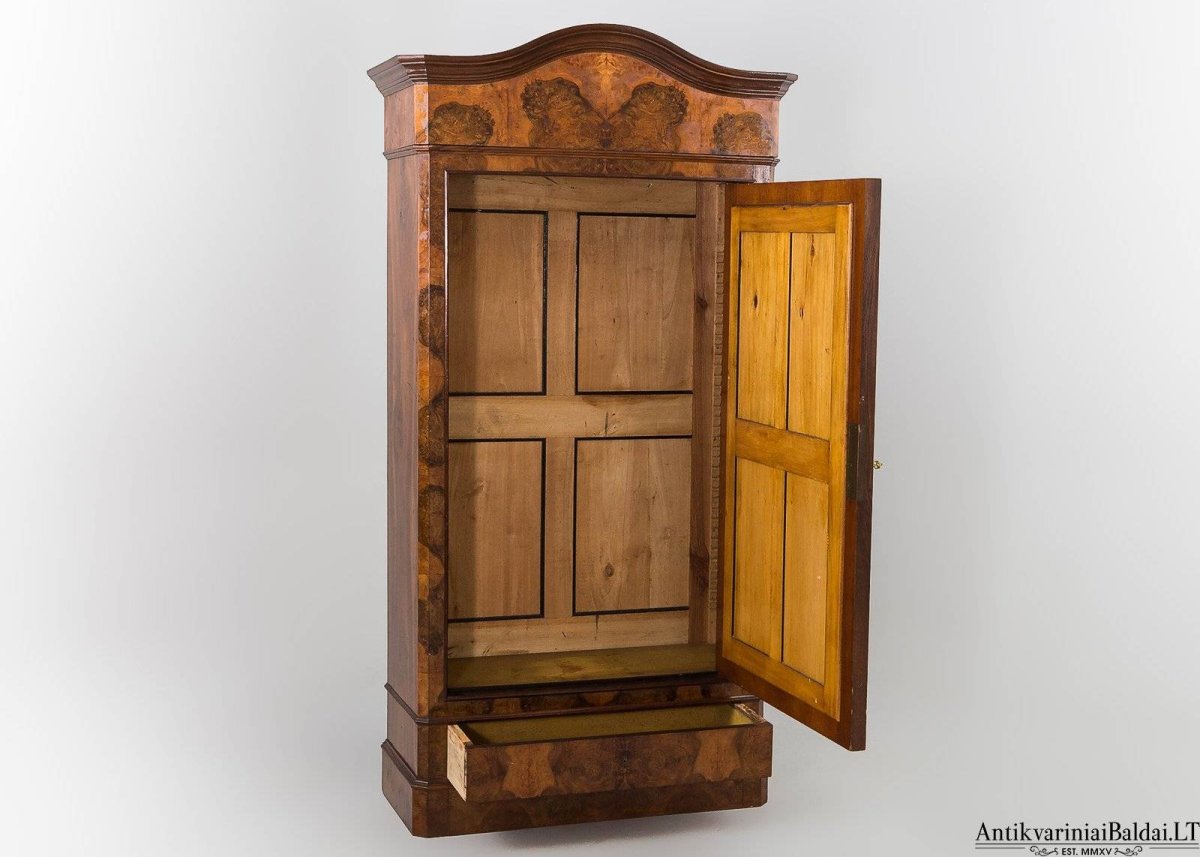 Старинный шкаф