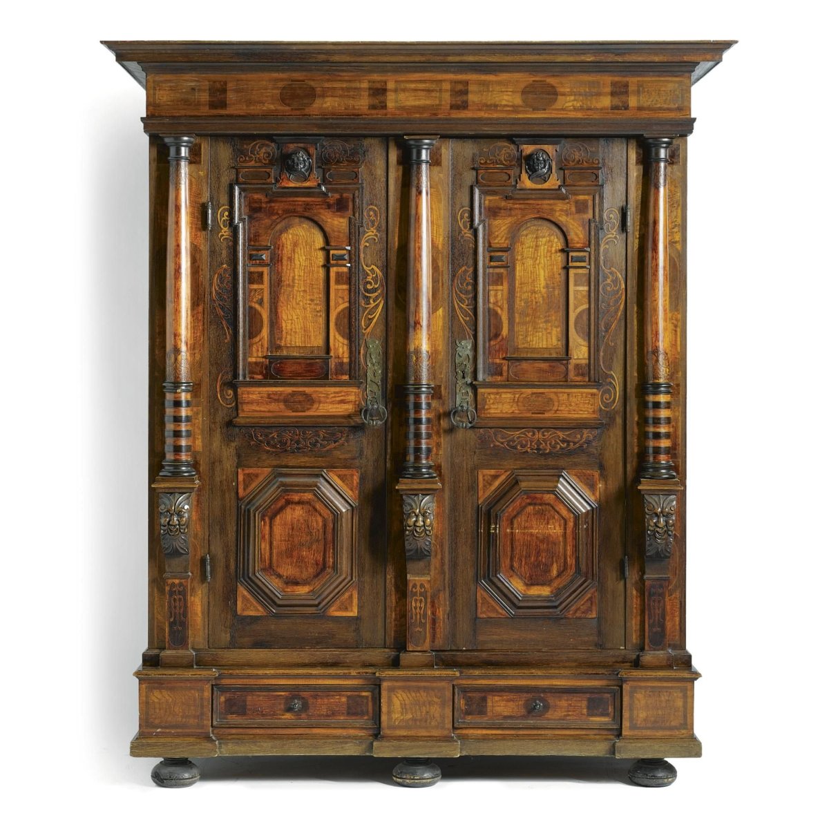 Антикварный шкаф