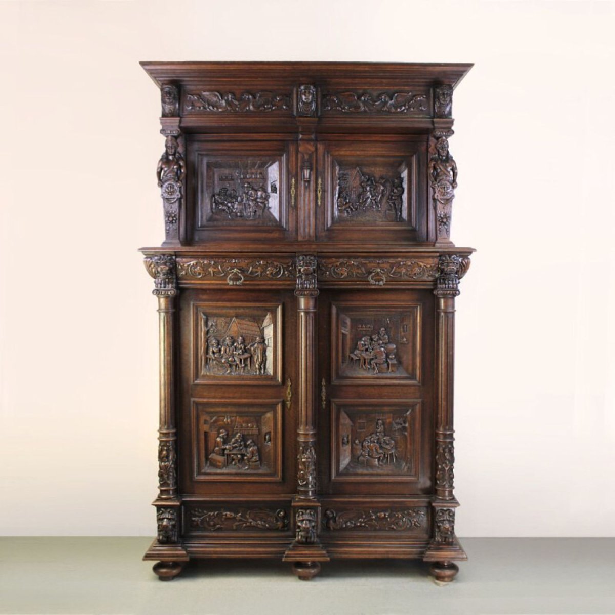 Антикварный шкаф