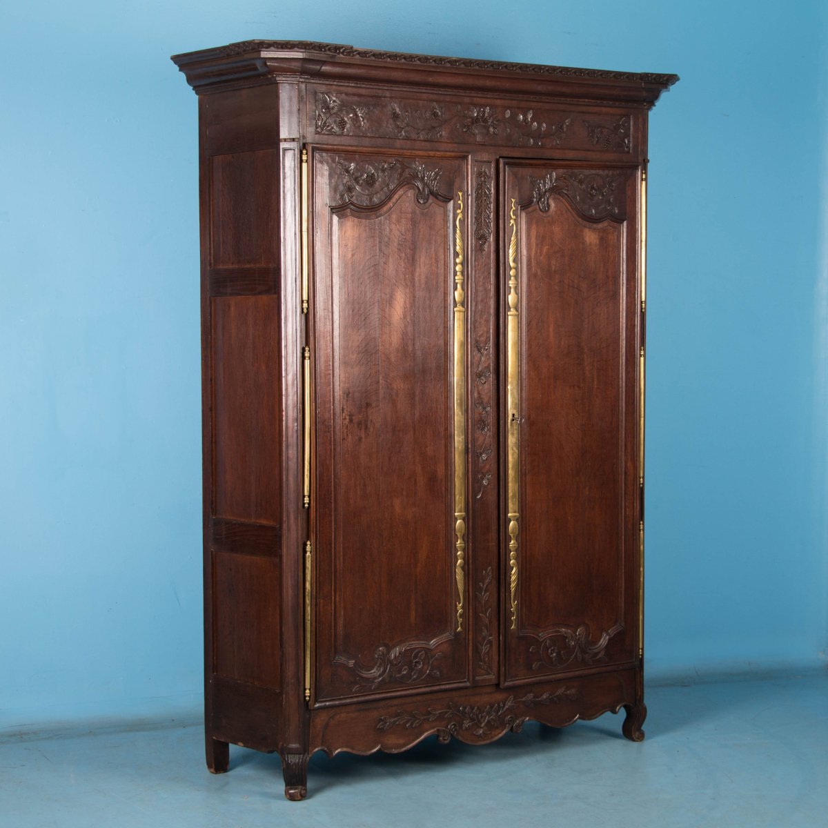 Старинный шкаф для одежды