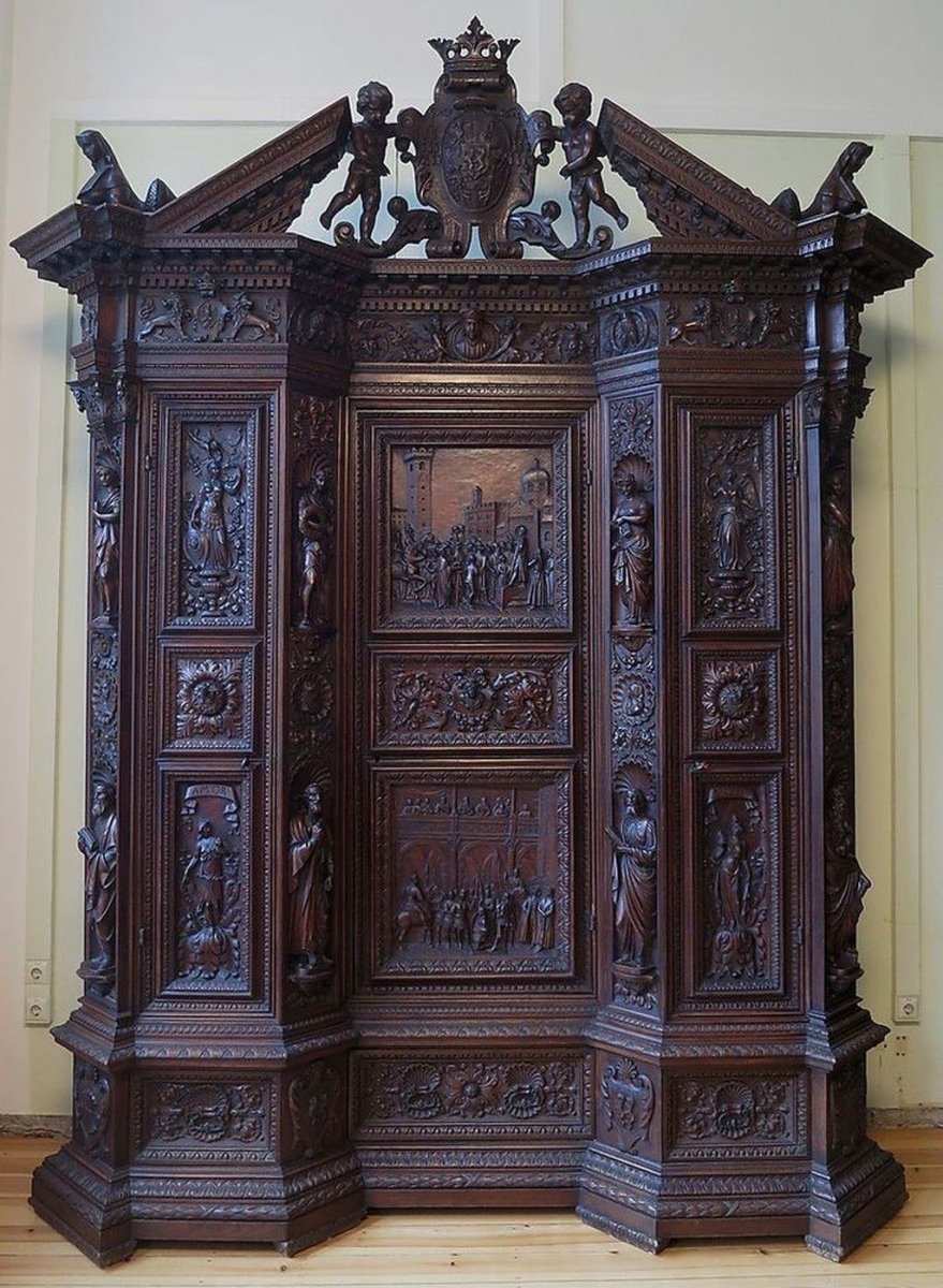 Антикварный шкаф