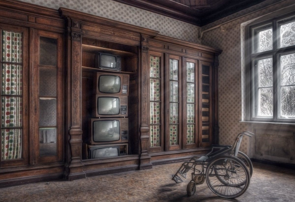 Старый шкаф с телевизором