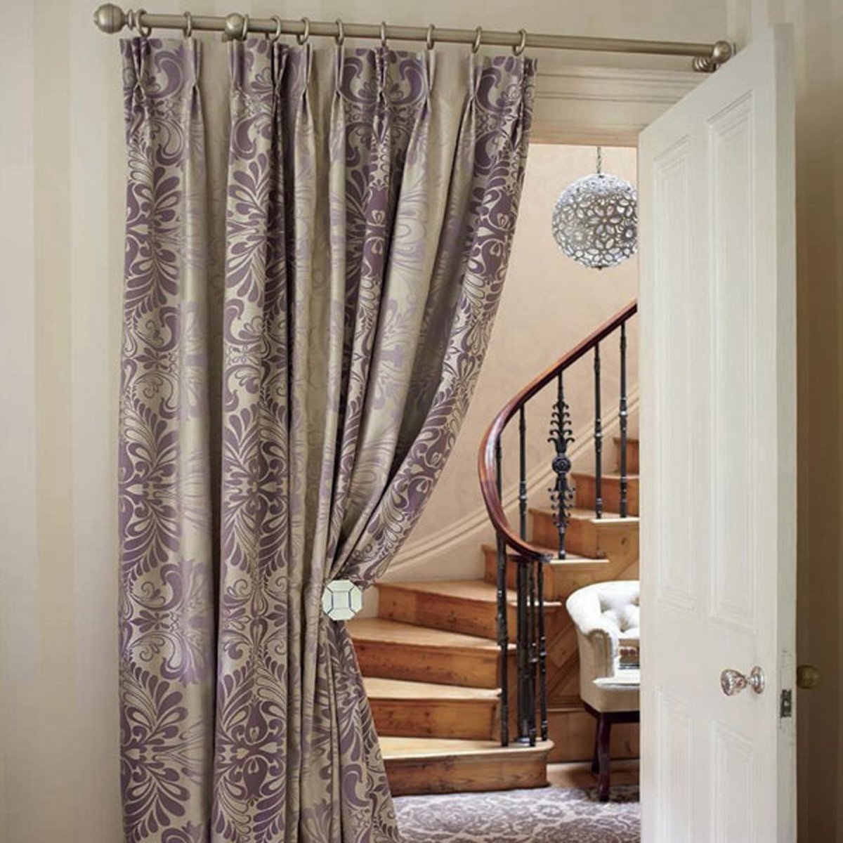 Шторы в дверной пролет