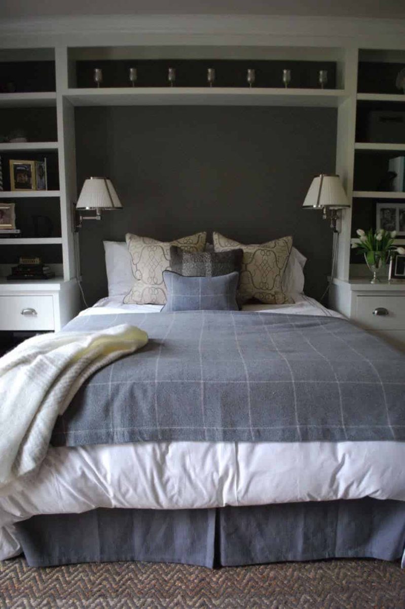 Шкаф в изголовье кровати