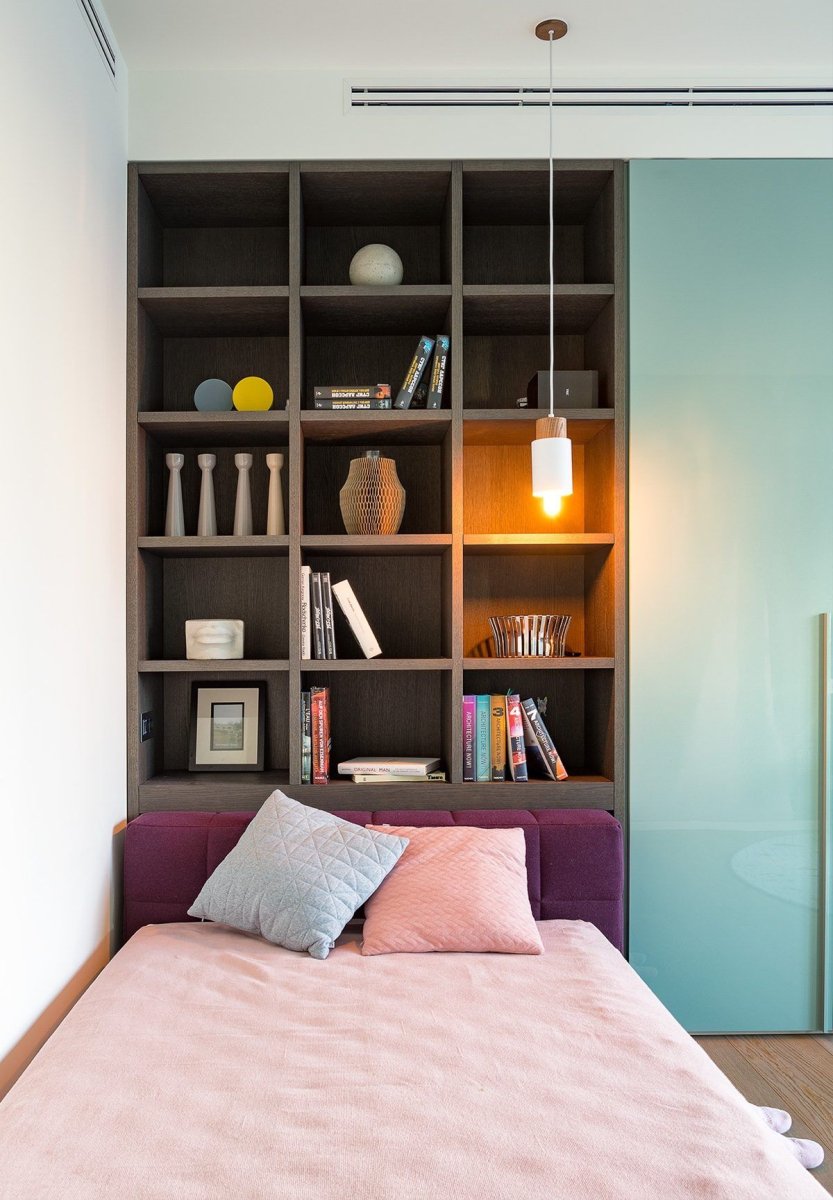 Стеллаж в изголовье кровати