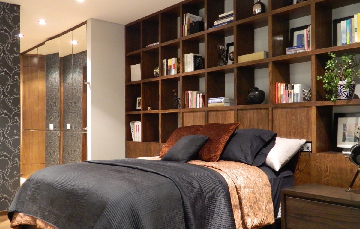 Книжный шкаф в спальне