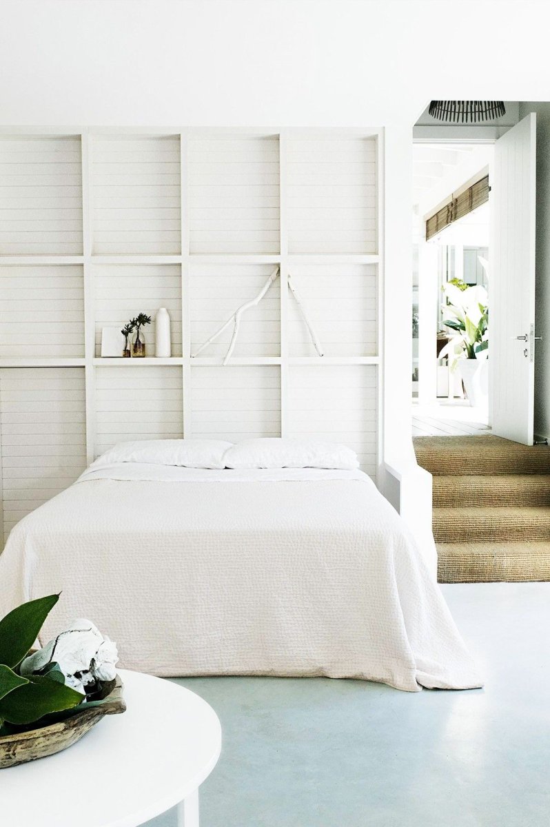 Стеллаж в изголовье кровати