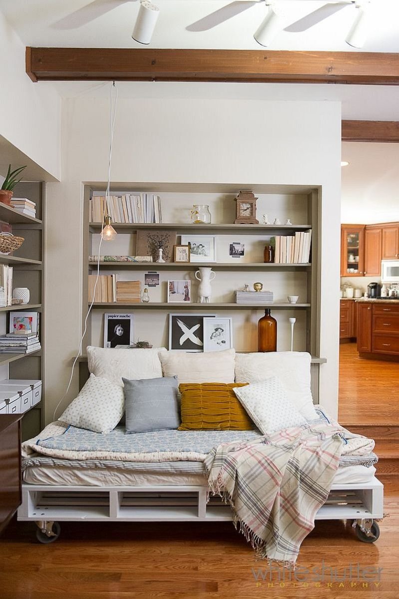 Стеллаж над кроватью