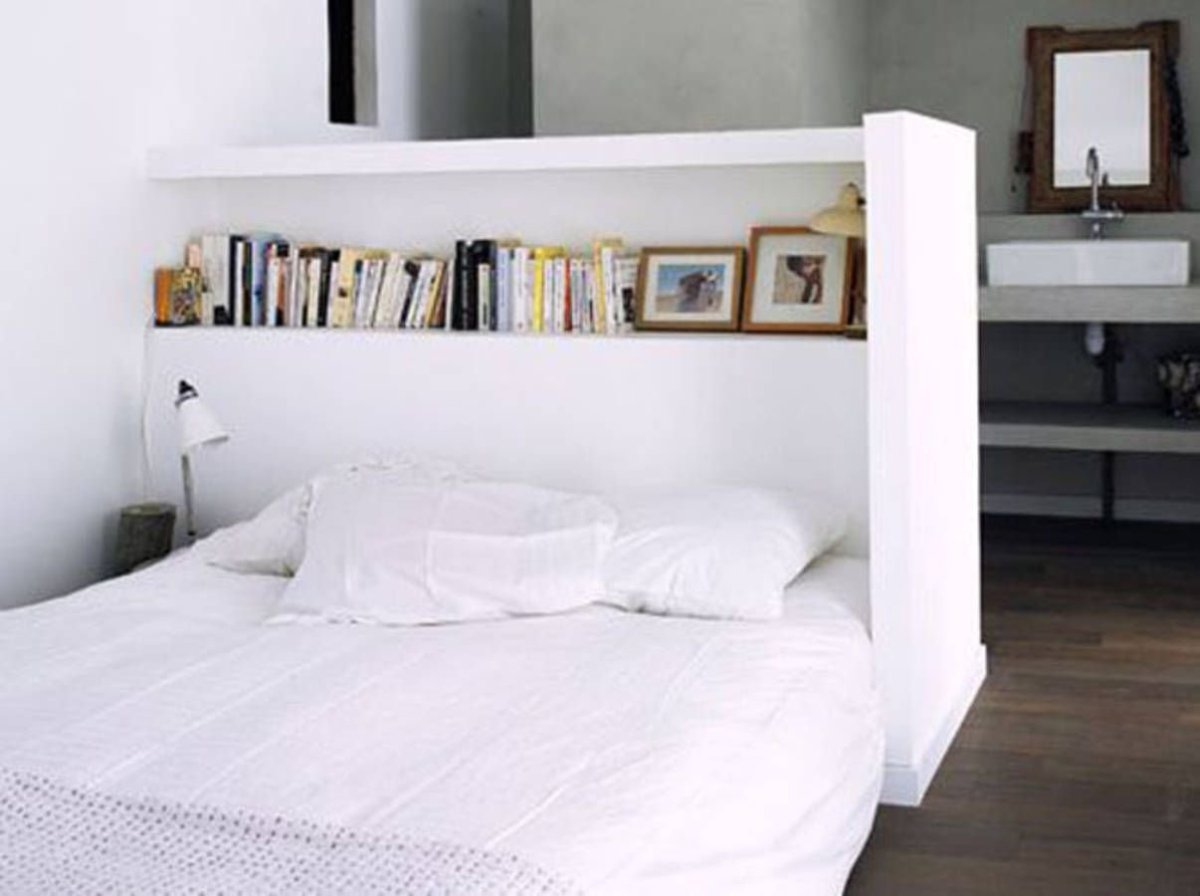 Кровать за полками