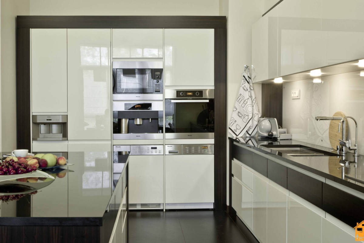 Современная кухня со встроенной техникой