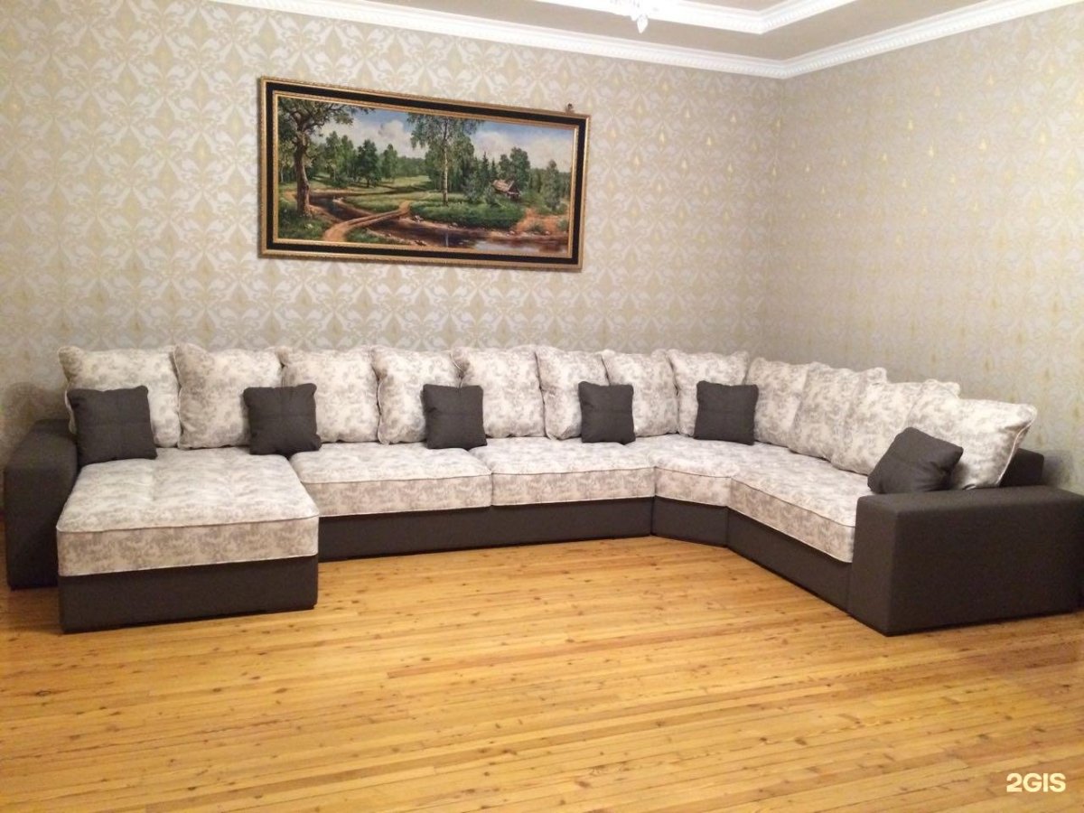 Угловой диван во всю стену