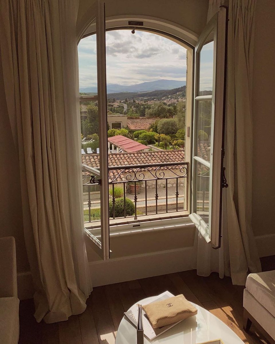 Окно светлой квартиры aesthetic