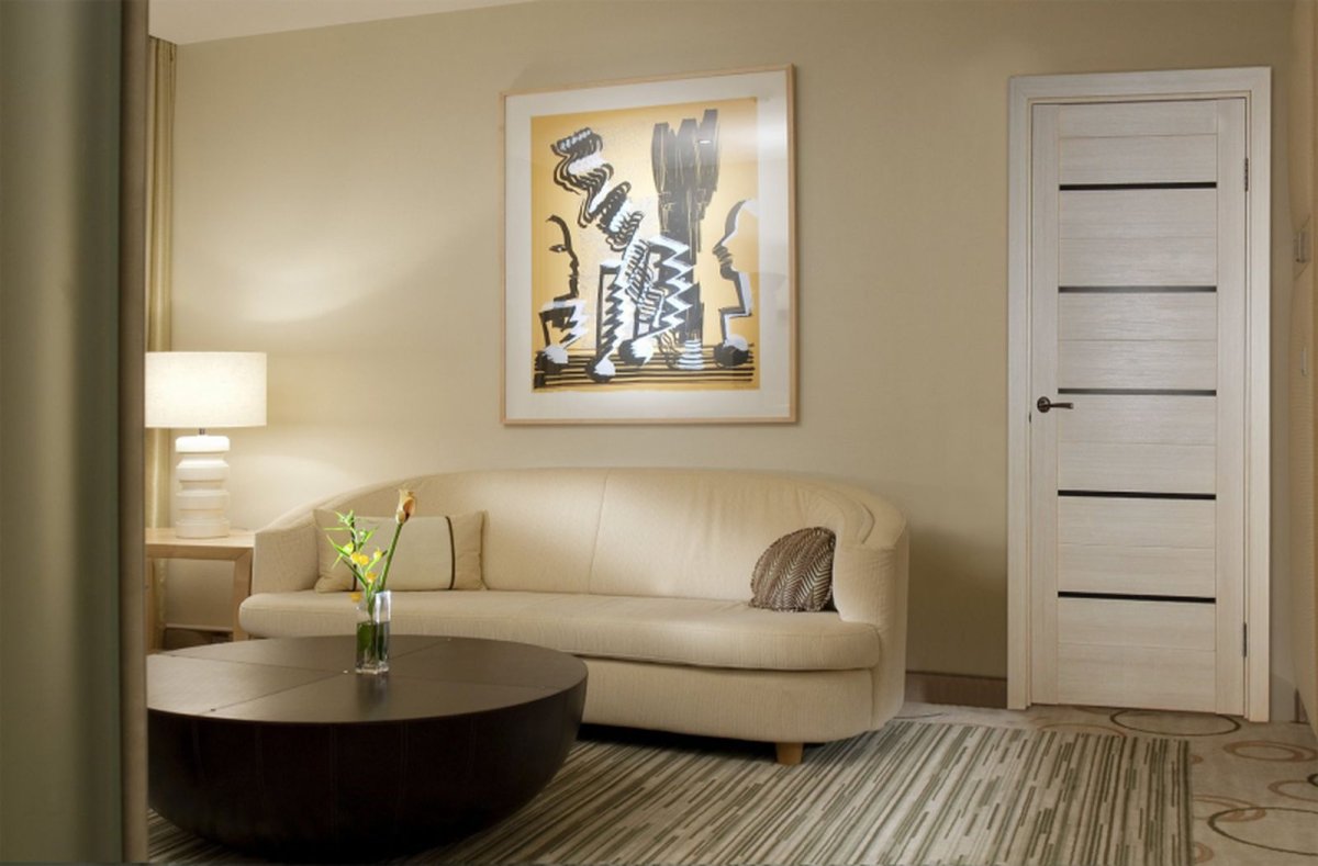 Белые царговые двери в интерьере