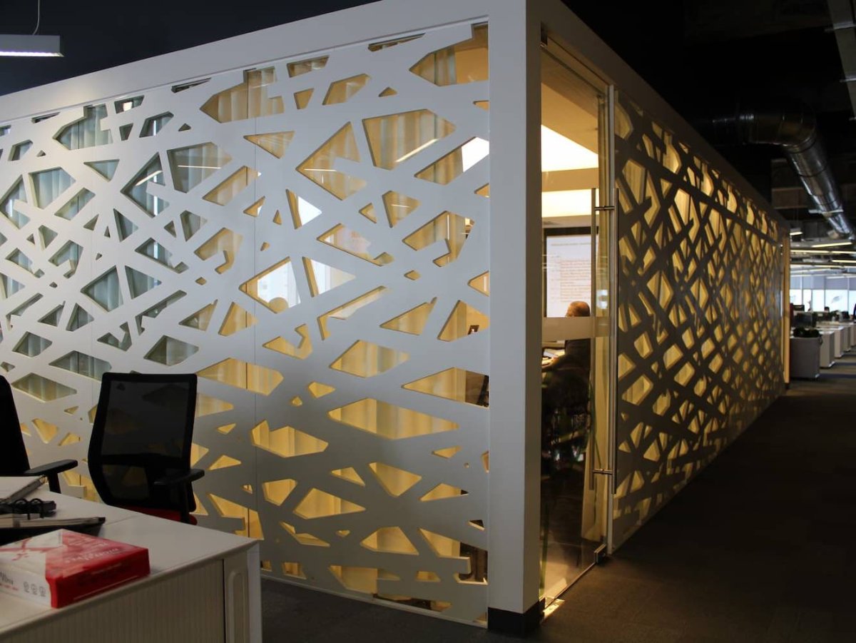 Декоративная перегородка в офисе