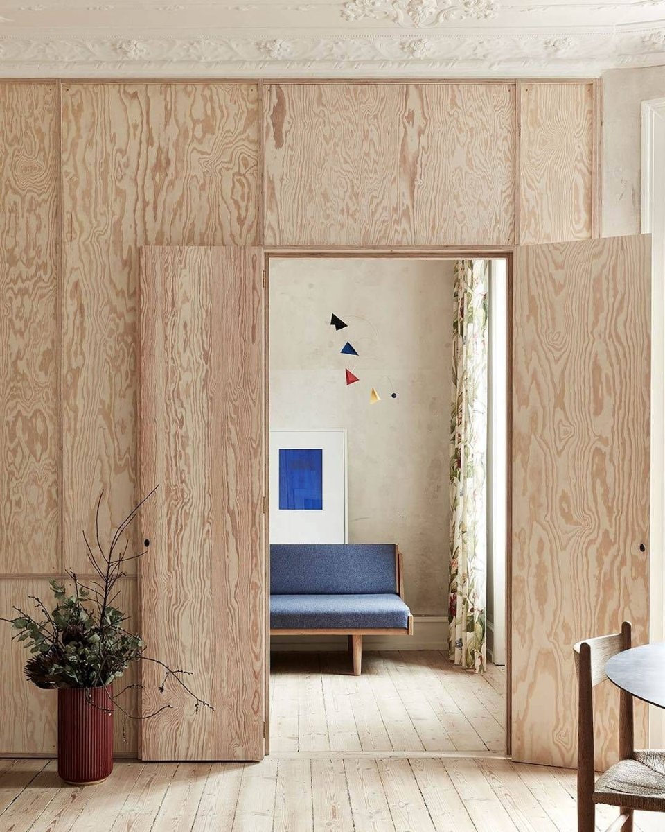 Фанера на стене в интерьере