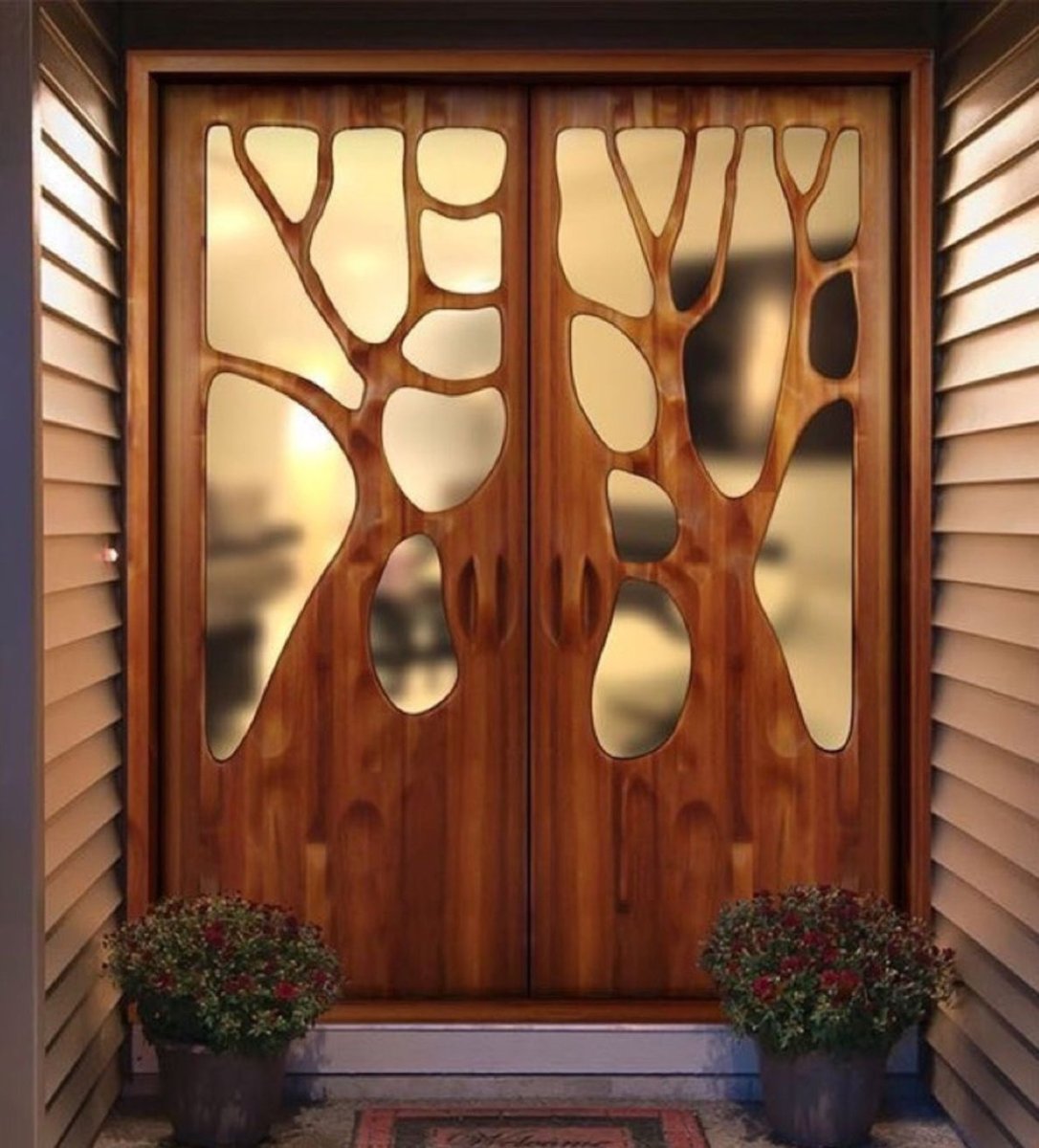 Необычные деревянные двери