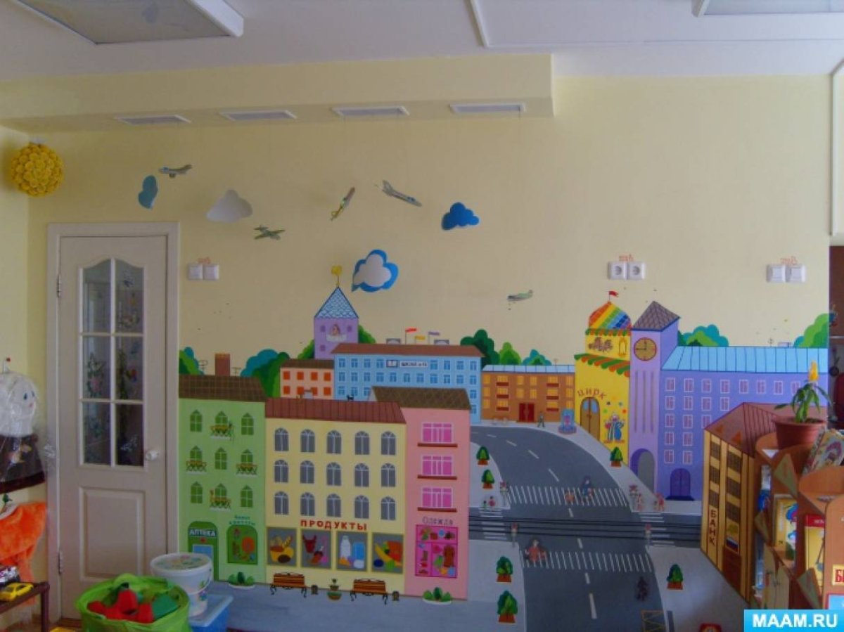 Город на стене в детском саду
