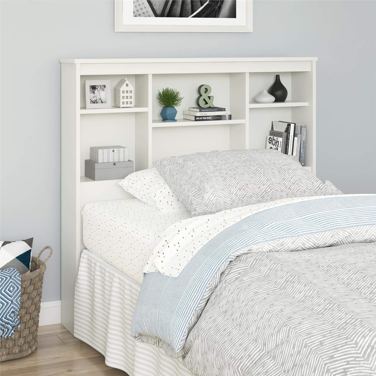 Кровать с полкой в изголовье