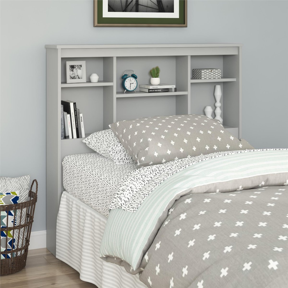 Кровать белая с полками в изголовье