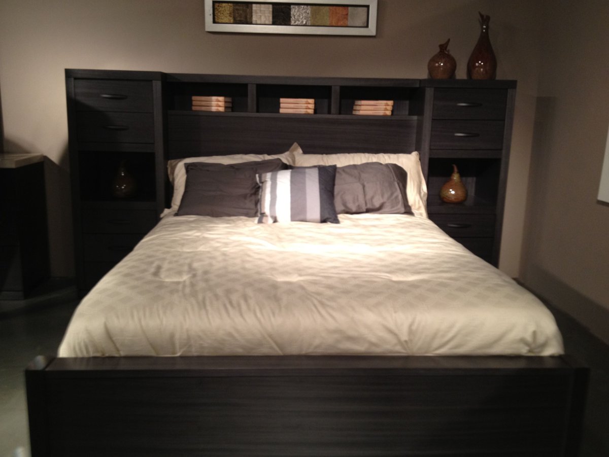 Кровать двуспальная с полками в изголовье