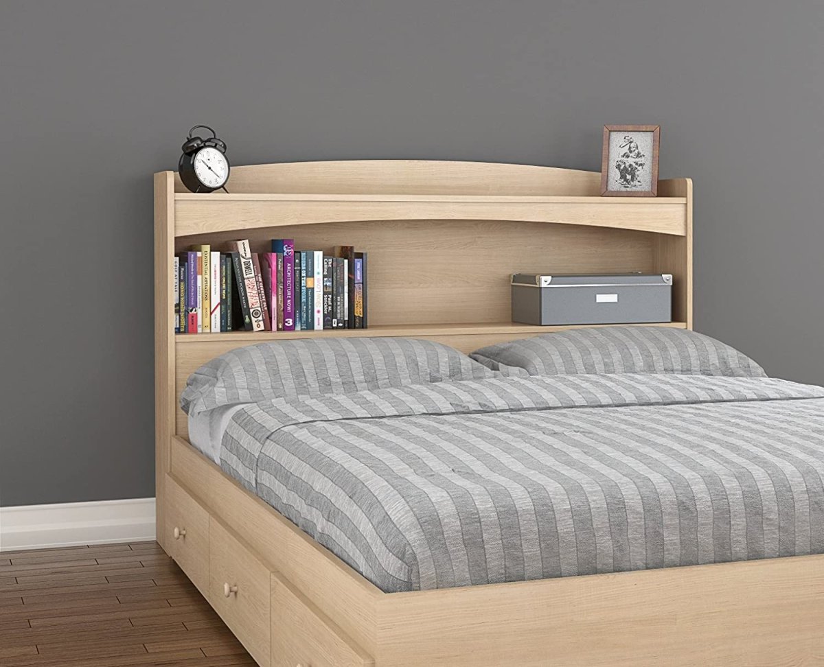 Кровать с полкой в изголовье