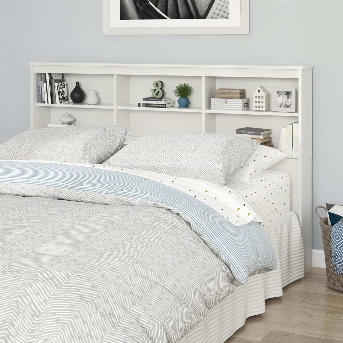 Полки в изголовье кровати