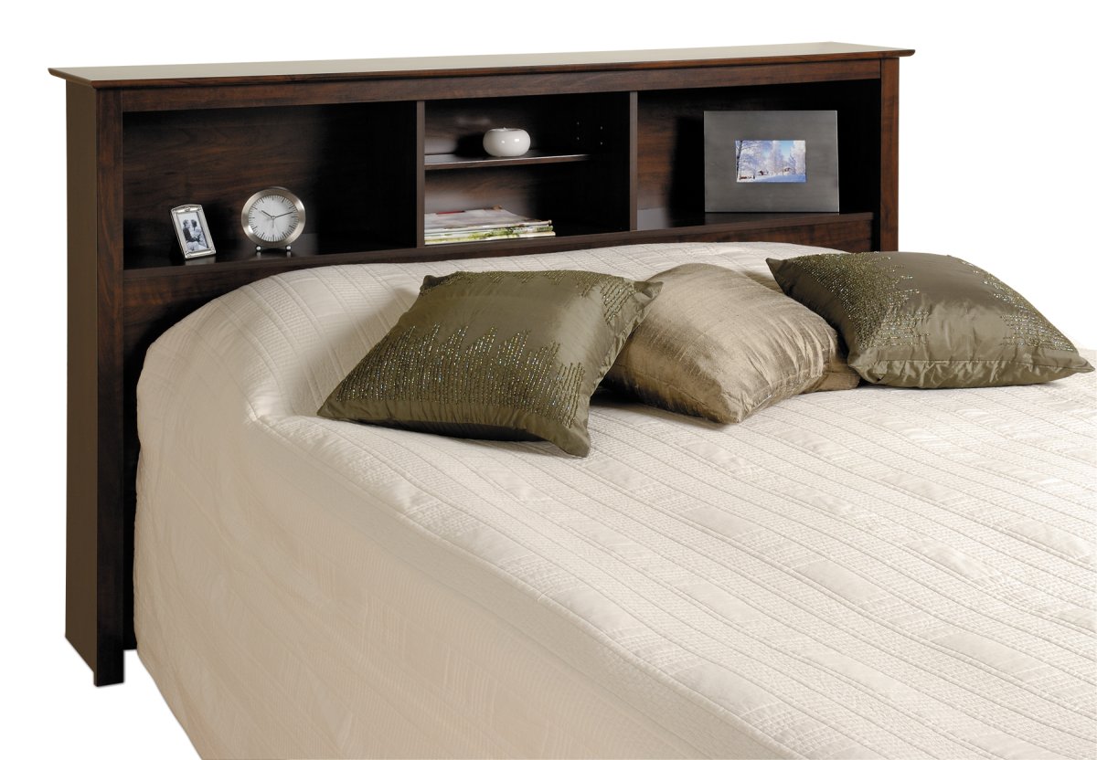 Кровать с полками в изголовье