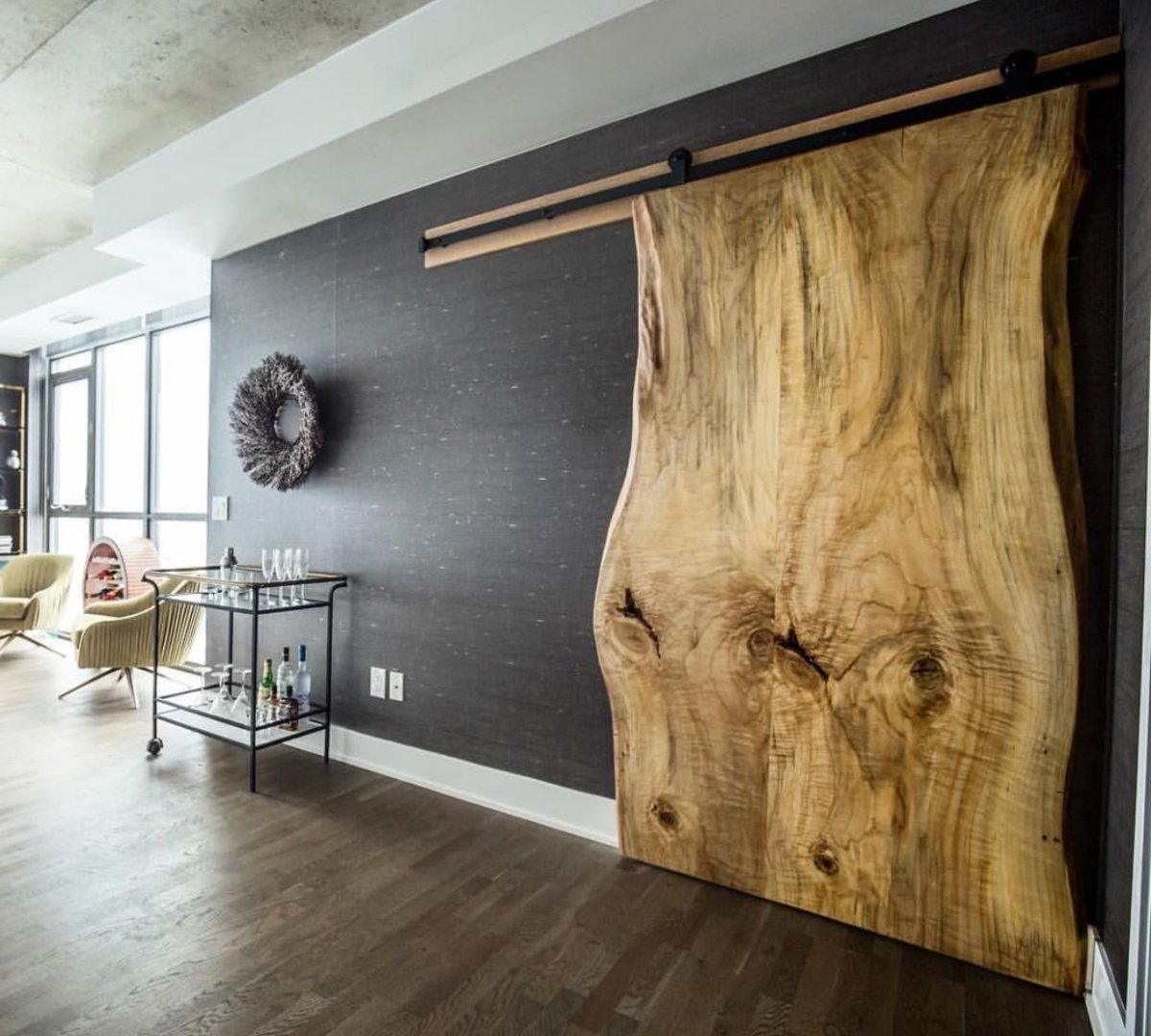 Дверь из слэба дерева