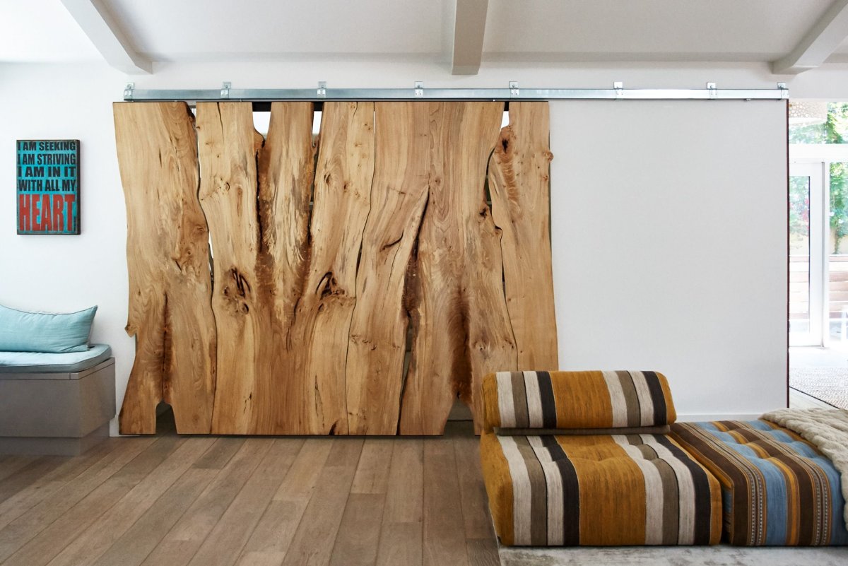 Слэбы из дерева на стене