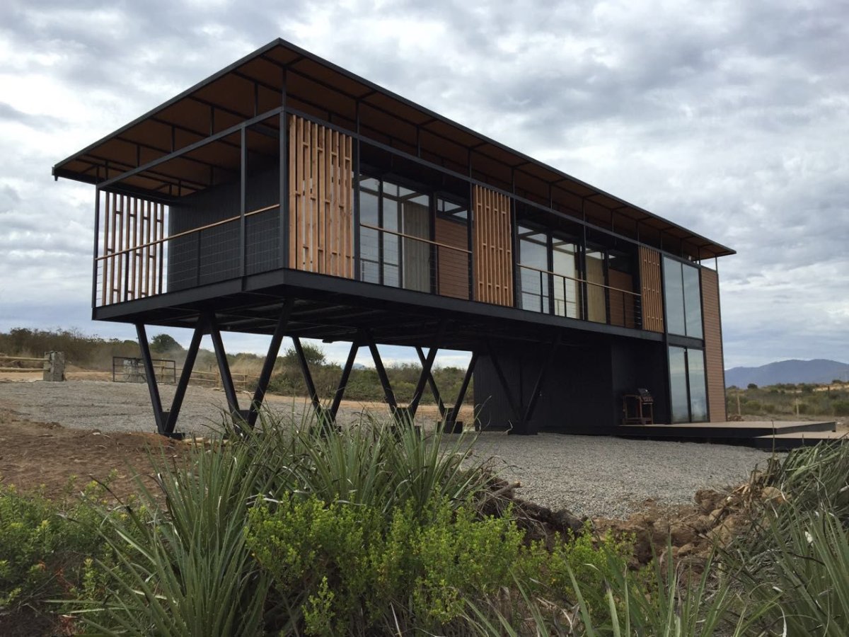 Дом на высоких сваях