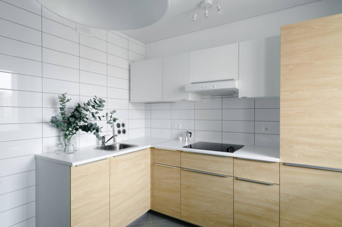 Современный дизайн кухни в 9м.кв. древесно белая