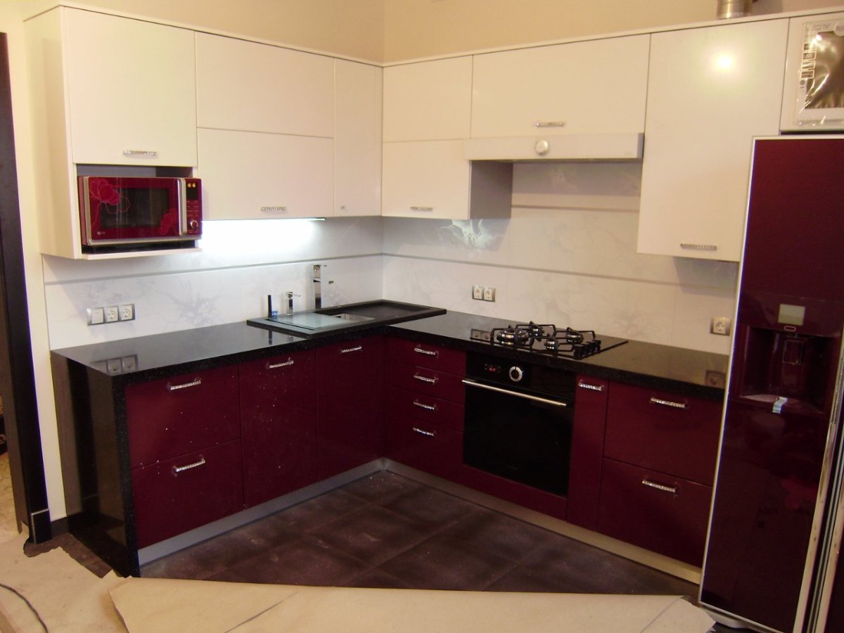 Кухонный гарнитур угловой бордовый