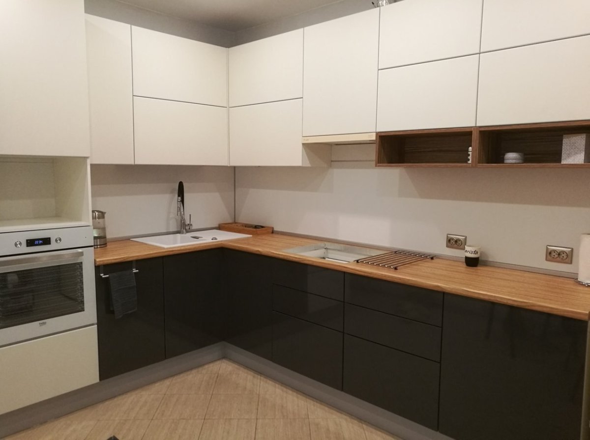 Кухня низ графит верх белый столешница дерево