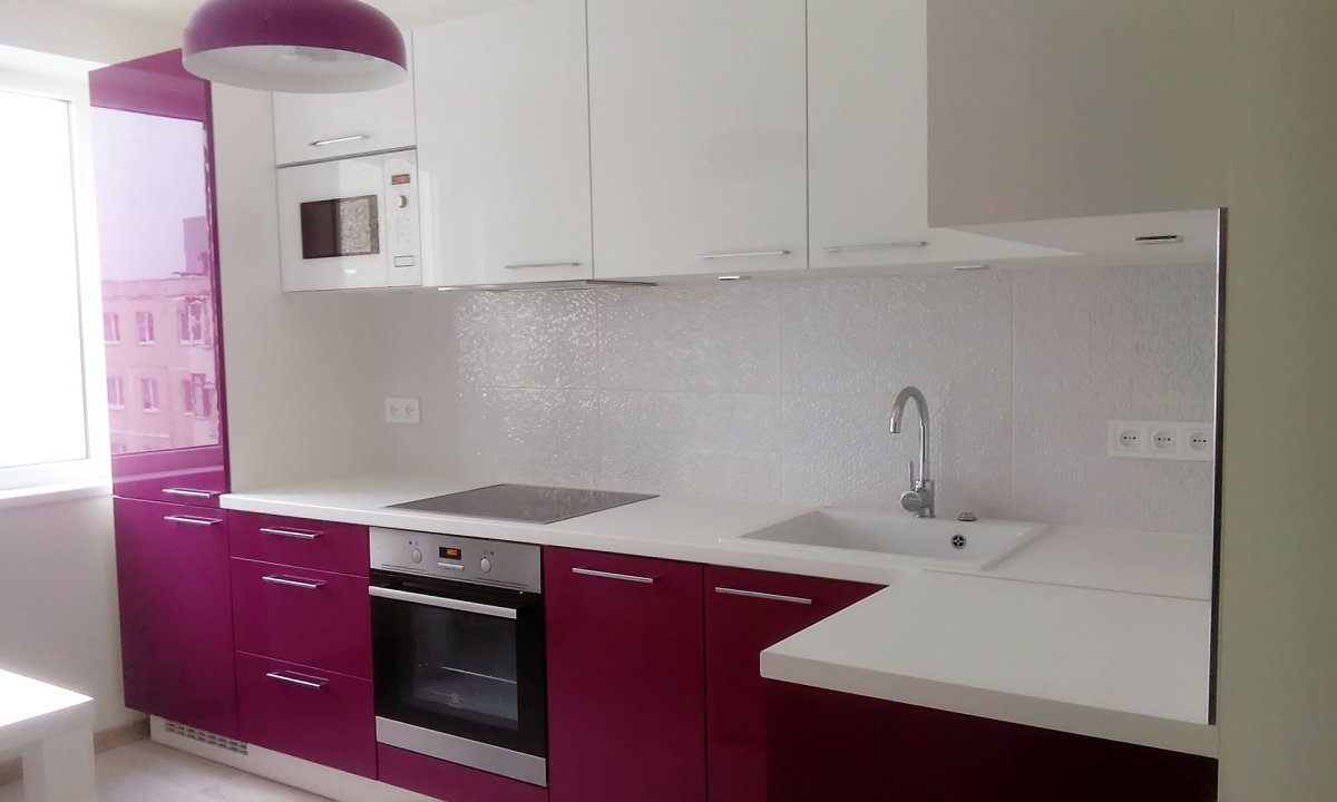 Малиновая кухня с белой столешницей