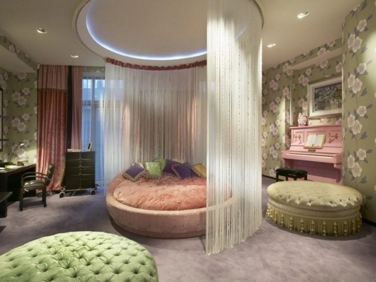 Круглая кровать с балдахином